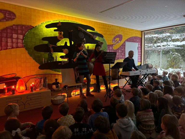 Lehrer musizieren am Tag der Stille